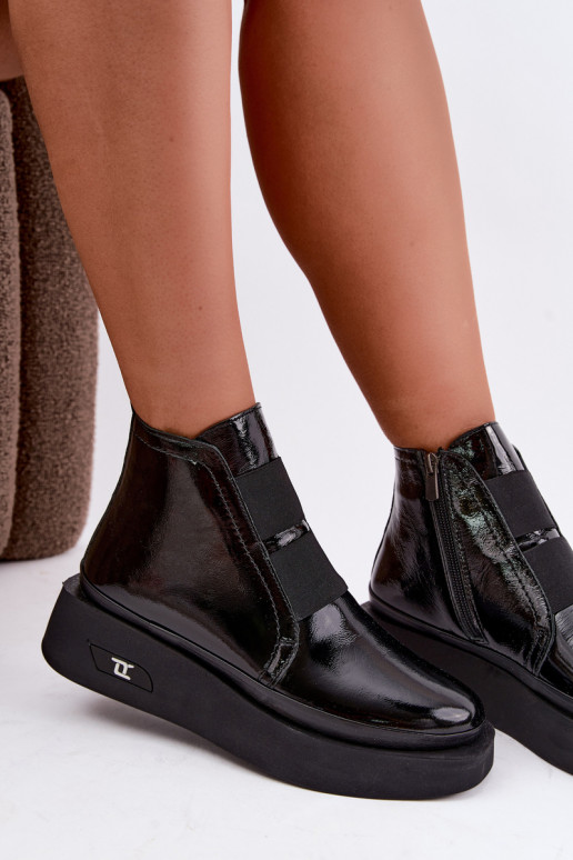 Peau avec effet vernis Bottes avec une plateforme réchauffer Artiker 55C0820 couleur noire
