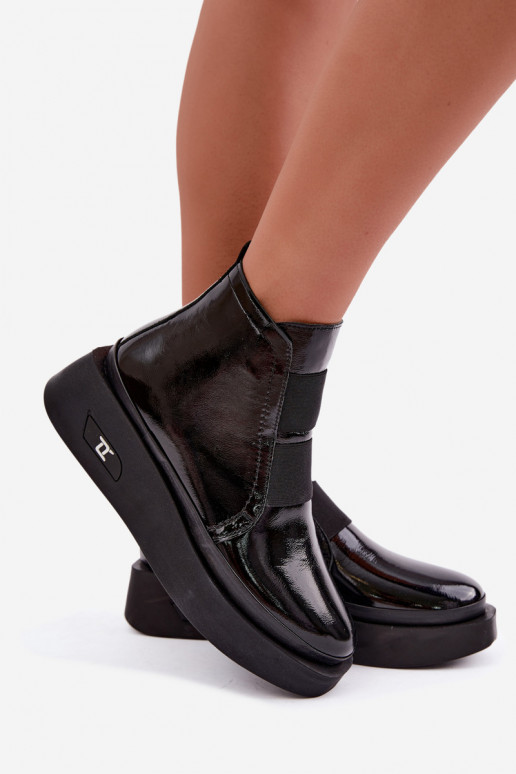 Peau avec effet vernis Bottes avec une plateforme réchauffer Artiker 55C0820 couleur noire