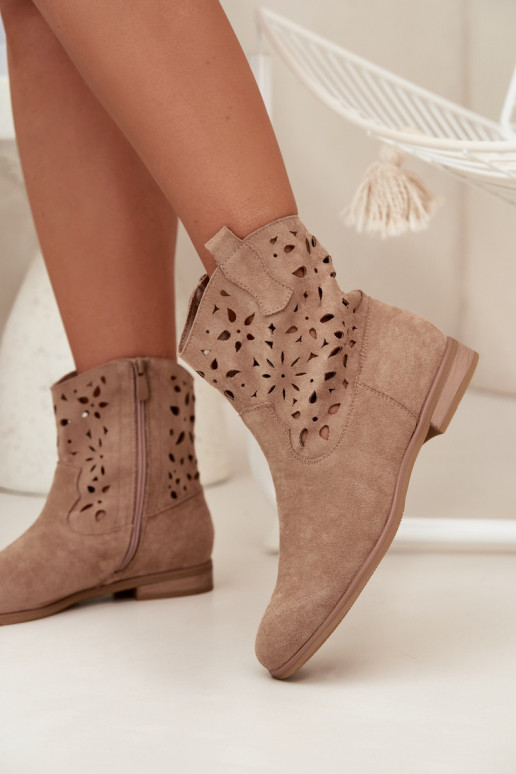 Dames enkellaarsjes met uitsnijdingen en brede hakken in zandkleurig faux suede Athera