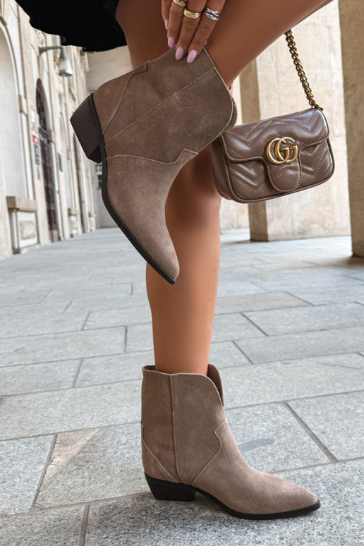 dames enkellaarsjes cowboystijl met hak van natuurlijk suede zandkleurig Norelle