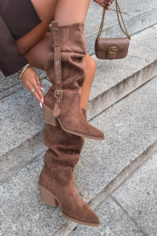 bottes hautes pour femmes froissées de style cowboy avec sangles et talons en brun Adria