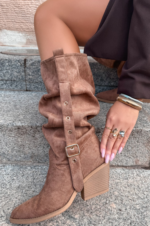 bottes hautes pour femmes froissées de style cowboy avec sangles et talons en brun Adria