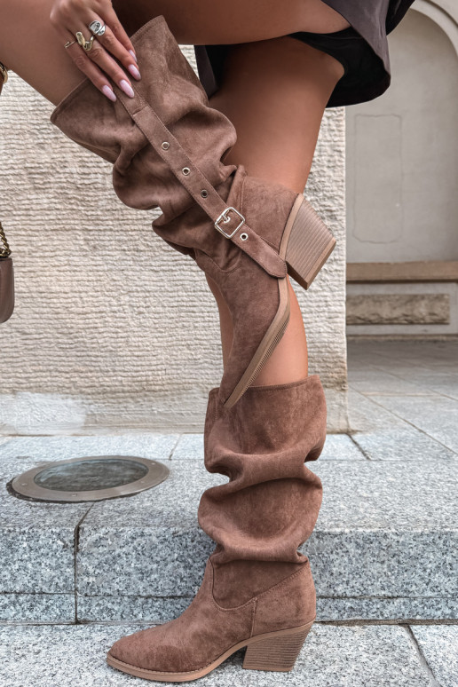 bottes hautes pour femmes froissées de style cowboy avec sangles et talons en brun Adria