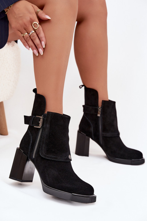 Zwarte enkellaarsjes van faux suede met hakken en gespen Vinceza 91152
