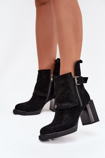Zwarte enkellaarsjes van faux suede met hakken en gespen Vinceza 91152 2