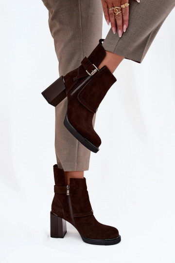 Chocolade enkellaarsjes van faux suede met hakken en gespen Vinceza 91152