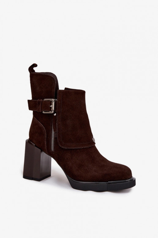 Chocolade enkellaarsjes van faux suede met hakken en gespen Vinceza 91152