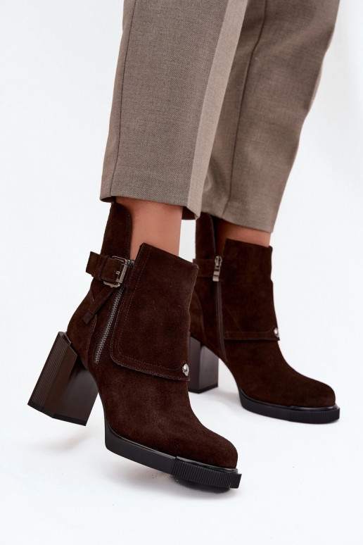 Schokoladenfarbene Stiefeletten aus Kunstveloursleder mit Absätzen und Schnallen Vinceza 91152