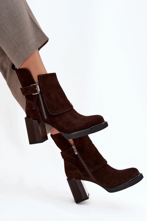 Chocolade enkellaarsjes van faux suede met hakken en gespen Vinceza 91152