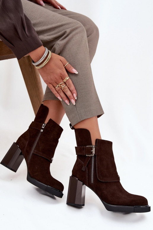 Chocolade enkellaarsjes van faux suede met hakken en gespen Vinceza 91152
