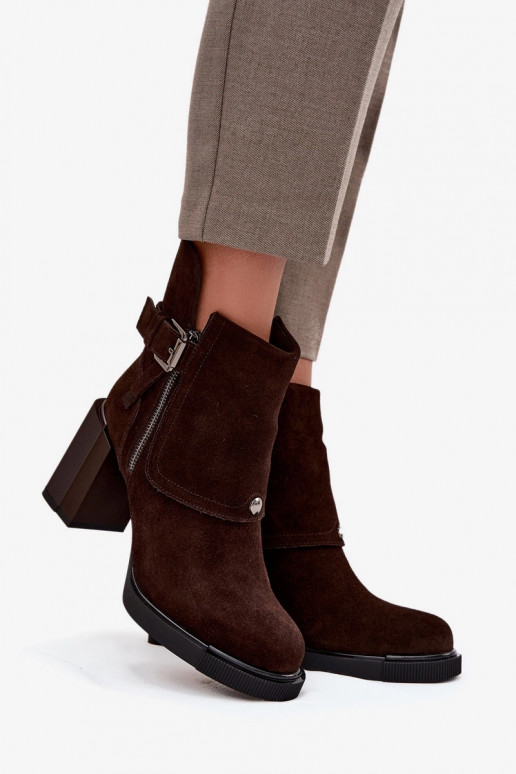 Chocolade enkellaarsjes van faux suede met hakken en gespen Vinceza 91152