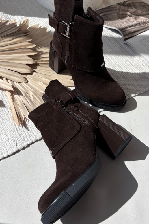 Schokoladenfarbene Stiefeletten aus Kunstveloursleder mit Absätzen und Schnallen Vinceza 91152