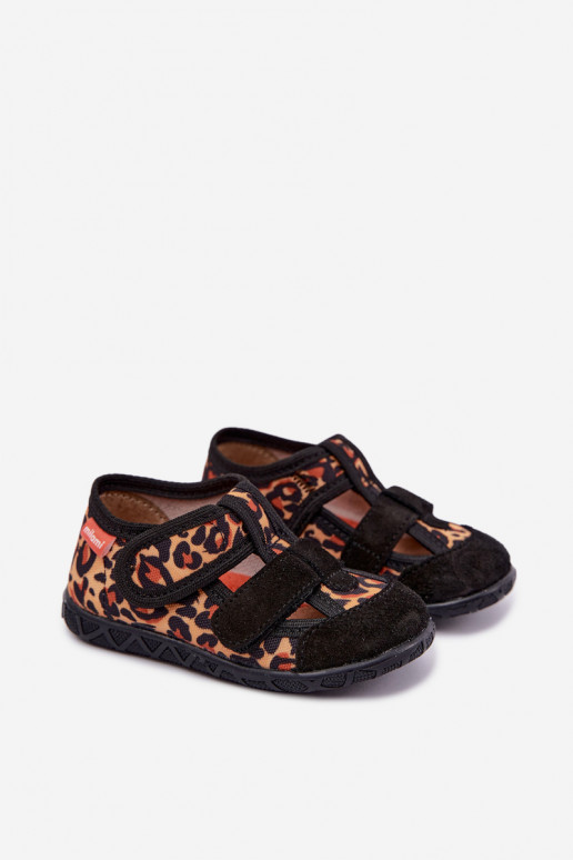 Chaussons pour enfants Milami avec fermetures auto-agrippantes et motifs léopard en noir et jaune Reathiana