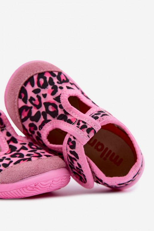 Chaussons élastiques pour enfants Milami avec fermetures auto-agrippantes et motifs léopard en rose Ambette