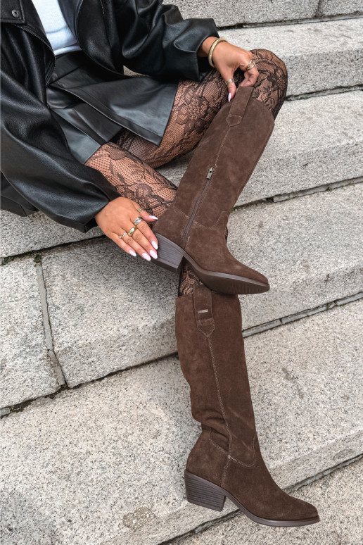 Faux-Suede Damenstiefel bis zum Knie mit niedrigem Absatz isoliert Big Star UU274519 in Schokoladenfarbe