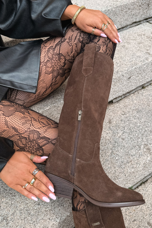 Faux-Suede Damenstiefel bis zum Knie mit niedrigem Absatz isoliert Big Star UU274519 in Schokoladenfarbe