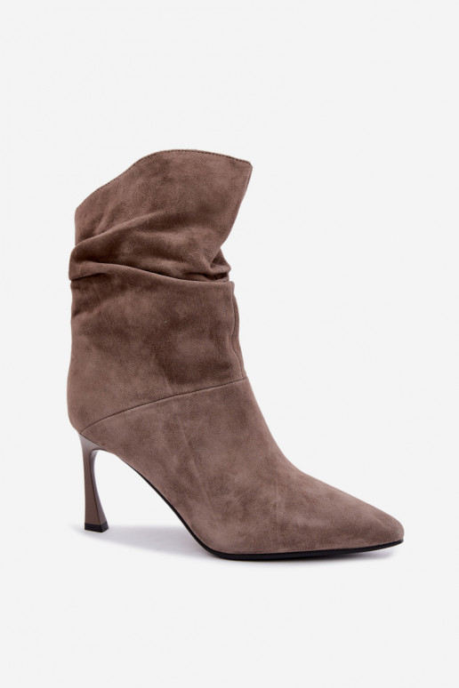 enkellaarsjes van faux suede met dunne hakken geïsoleerd met ruffles D&A JC62-1038 in grijs