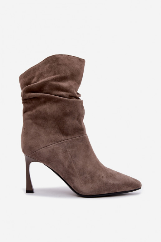 Stiefeletten aus Kunstwildleder mit dünnen Absätzen isoliert mit Rüschen D&A JC62-1038 in Grau