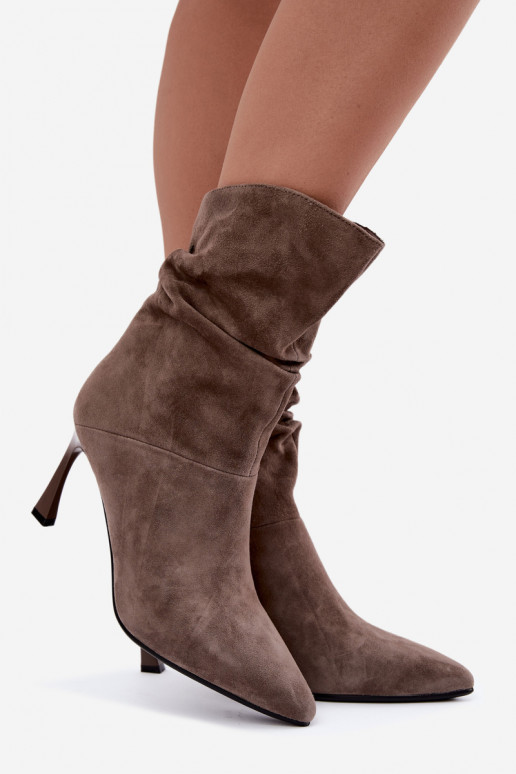 Stiefeletten aus Kunstwildleder mit dünnen Absätzen isoliert mit Rüschen D&A JC62-1038 in Grau