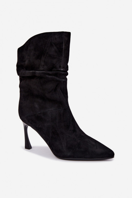 enkellaarsjes van faux suede met dunne hakken geïsoleerd met ruffles D&A JC62-1038 in zwart