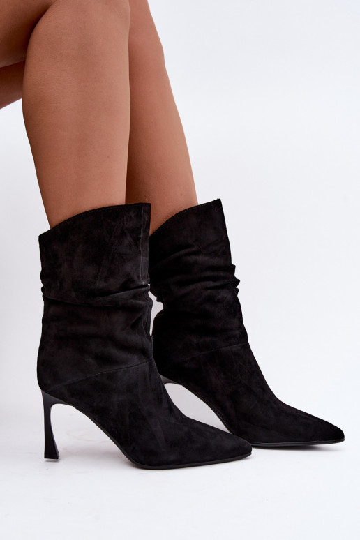 enkellaarsjes van faux suede met dunne hakken geïsoleerd met ruffles D&A JC62-1038 in zwart