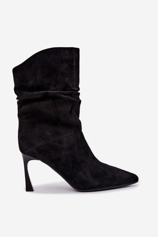 Stiefeletten aus Kunstwildleder mit dünnen Absätzen isoliert mit Rüschen D&A JC62-1038 in Schwarz