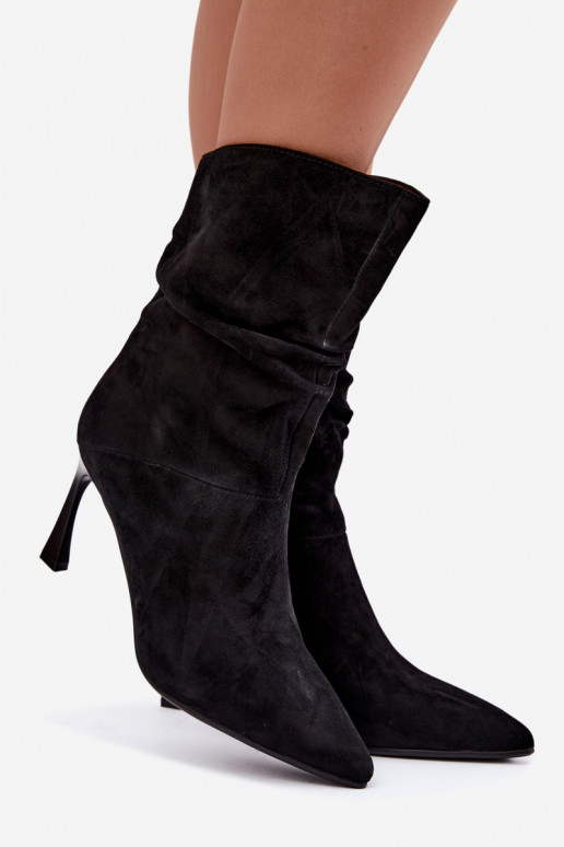 enkellaarsjes van faux suede met dunne hakken geïsoleerd met ruffles D&A JC62-1038 in zwart
