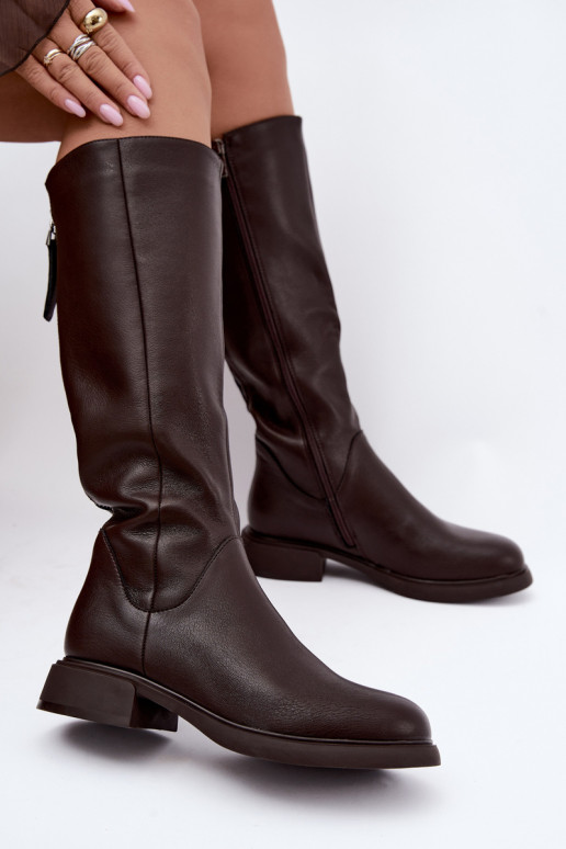 Damenstiefel bis zum Knie mit breiten Absätzen isoliert D&A JC62-1036 in Schokolade