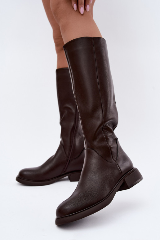 Damenstiefel bis zum Knie mit breiten Absätzen isoliert D&A JC62-1036 in Schokolade