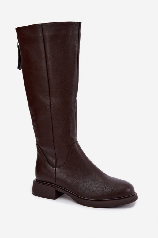 Damenstiefel bis zum Knie mit breiten Absätzen isoliert D&A JC62-1036 in Schokolade