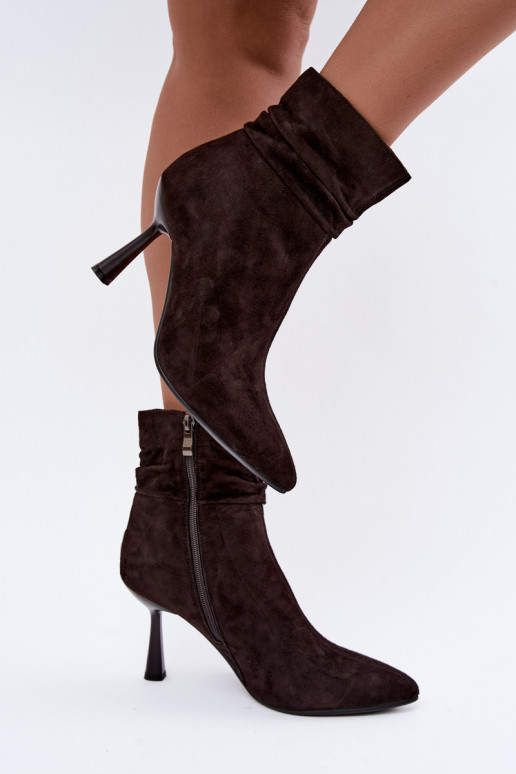 chaussures en daim à talons fins isolées avec volants D&A JC62-1049 couleur chocolat