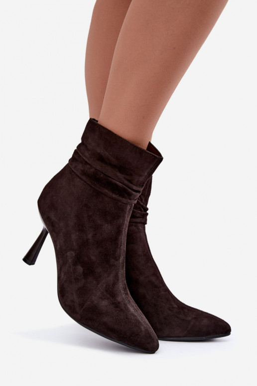chaussures en daim à talons fins isolées avec volants D&A JC62-1049 couleur chocolat
