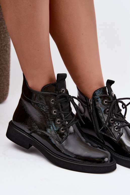 Stiefeletten mit Lackeffekt isoliert mit breiten Absätzen D&A CR62-3338 in Schwarz