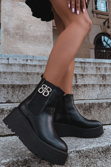 Wärmende stilvolle Stiefeletten mit Plateau und dekorativen Details in Schwarz Solavie