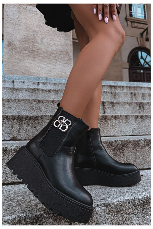 Warme stijlvolle enkellaarsjes met platform en decoratieve details in zwart Solavie