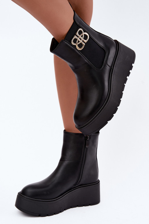 Wärmende stilvolle Stiefeletten mit Plateau und dekorativen Details in Schwarz Solavie