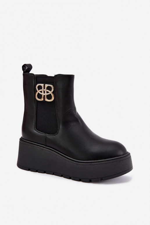 Wärmende stilvolle Stiefeletten mit Plateau und dekorativen Details in Schwarz Solavie
