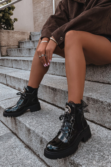 Bottines chaudes avec effet verni et détails dorés en noir Kavirae