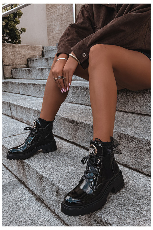 Wärmende Stiefeletten mit Lackeffekt und goldenen Details in Schwarz Kavirae