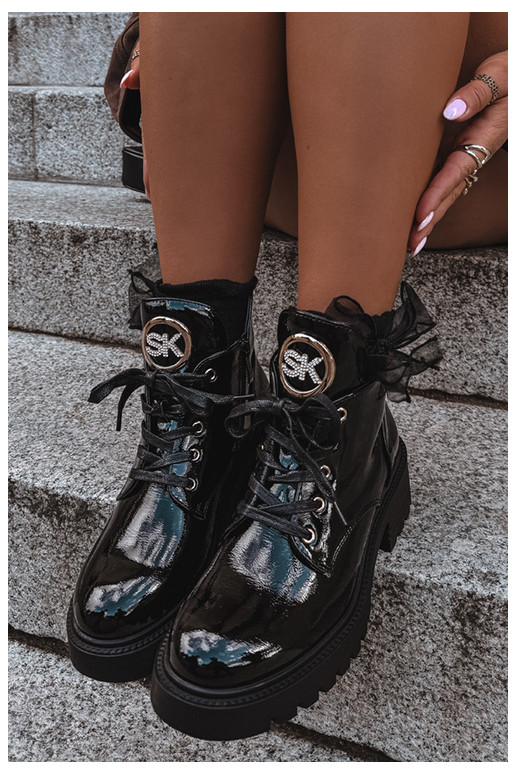 Bottines chaudes avec effet verni et détails dorés en noir Kavirae