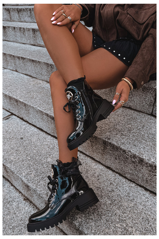 Bottines chaudes avec effet verni et détails dorés en noir Kavirae