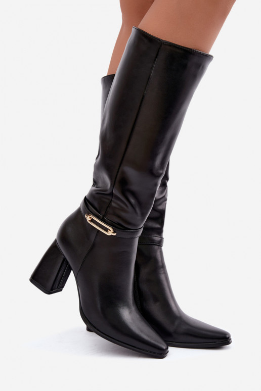 Bottes chaudes jusqu'au genou avec des sangles décoratives et un talon bloc en noir Luvessa