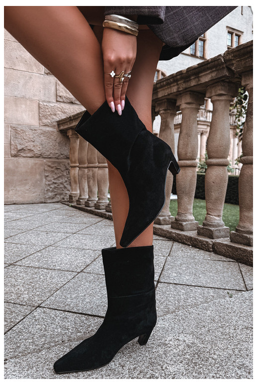 Chaussures chaudes à enfiler en suède synthétique avec talons en noir Tai turiciejka K7791-01