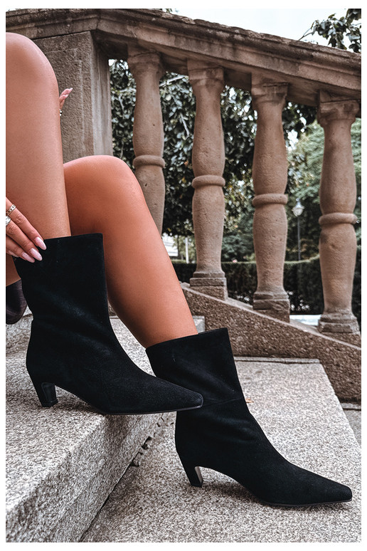 Chaussures chaudes à enfiler en suède synthétique avec talons en noir Tai turiciejka K7791-01