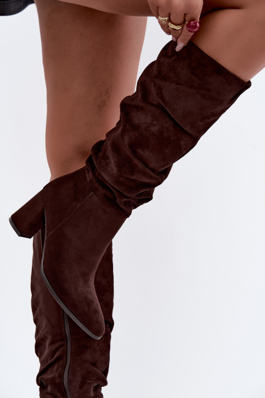Bottes hautes avec talons et volants isolées en chocolat Haliah