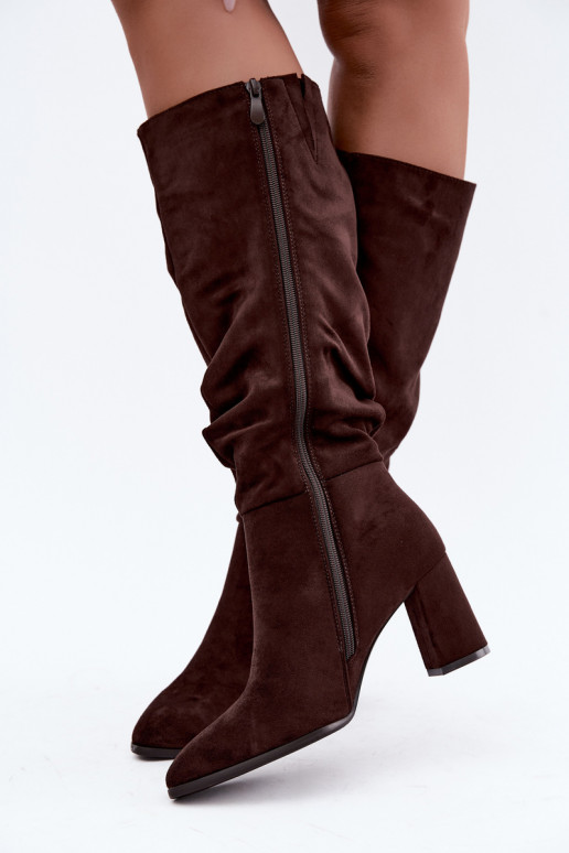 Bottes hautes avec talons et volants isolées en chocolat Haliah