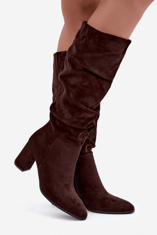 Bottes hautes avec talons et volants isolées en chocolat Haliah