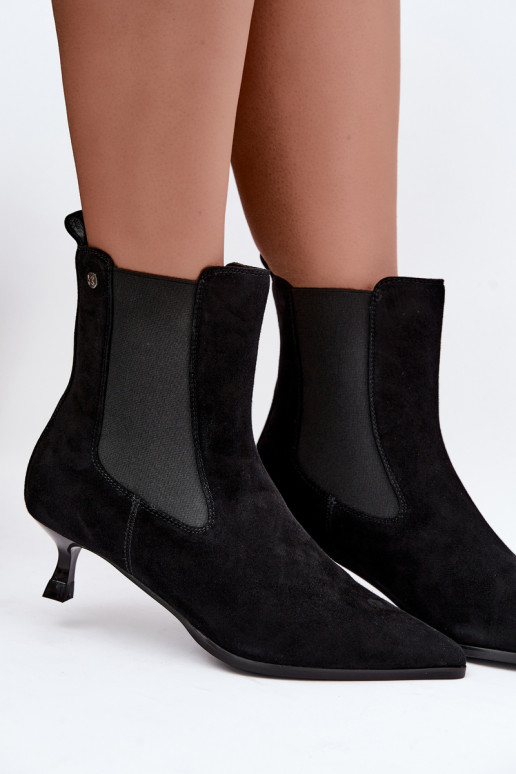 Bottes en daim isolées avec talons Tai turiciejka K7756-01 en noir