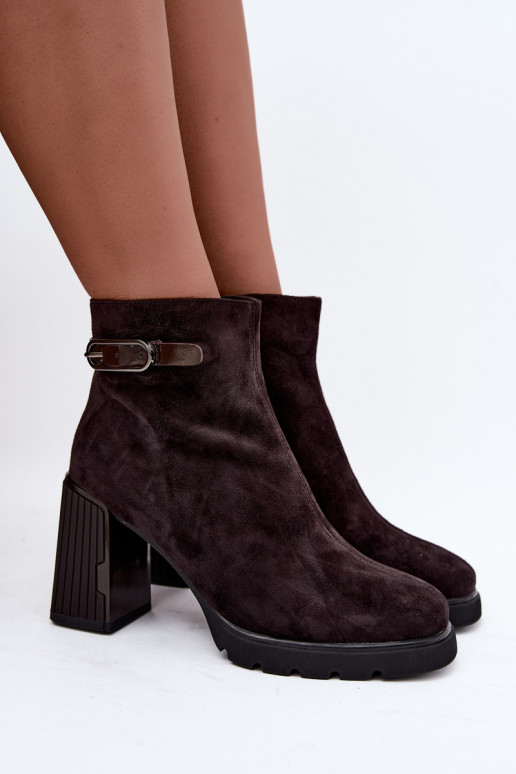 Gevoerde enkellaarsjes van faux suede met hakken Vinceza 91172 chocolade