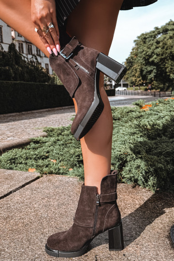 Schokoladenfarbene Stiefeletten aus Kunstveloursleder mit Absätzen und Schnallen Vinceza 91152 2